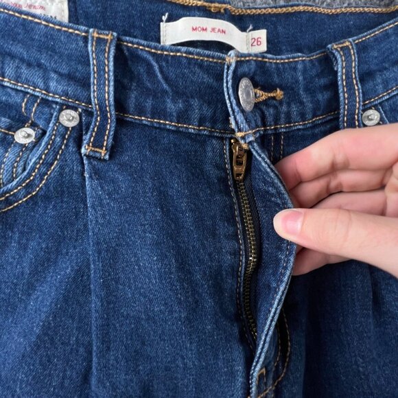 Levi's Premium Tapered Leg Mom Jeans Medium Wash Blue Big E Red Tab Size 26 - Picture 9 of 15